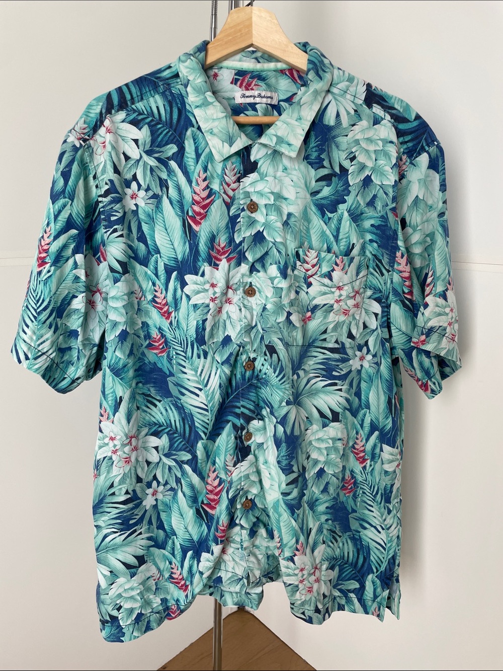 Men’s Tommy Bahama Shirt. Size XL